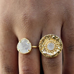 Bague ronde dorée martelée et pierre