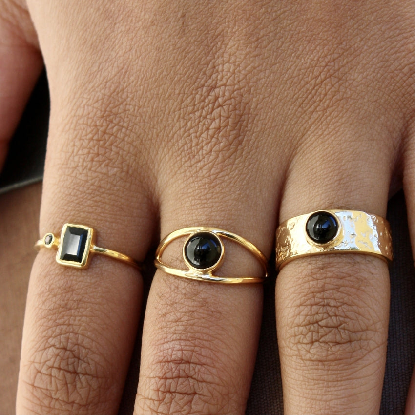 Bague dorée ouverte martelée et onyx noire