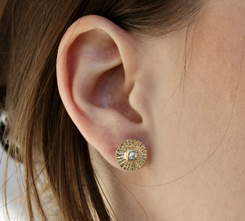 Boucles dorées rond strié et pierre - ZIRCON BLANC