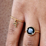 Bague dorée et pierre ronde