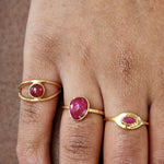 Bague dorée et pierre ovale