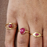 Bague dorée et pierre ovale