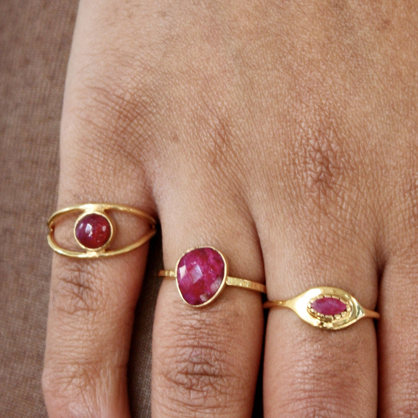 Bague dorée et pierre ovale