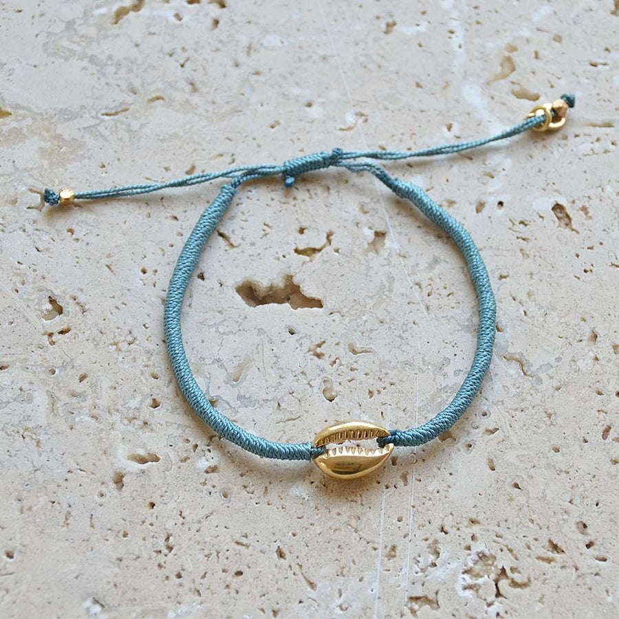 Bracelet cordon gris bleu et cauri doré