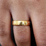 Bague dorée et zircons