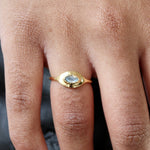 Bague dorée et pierre ovale