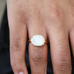 Bague dorée et pierre
