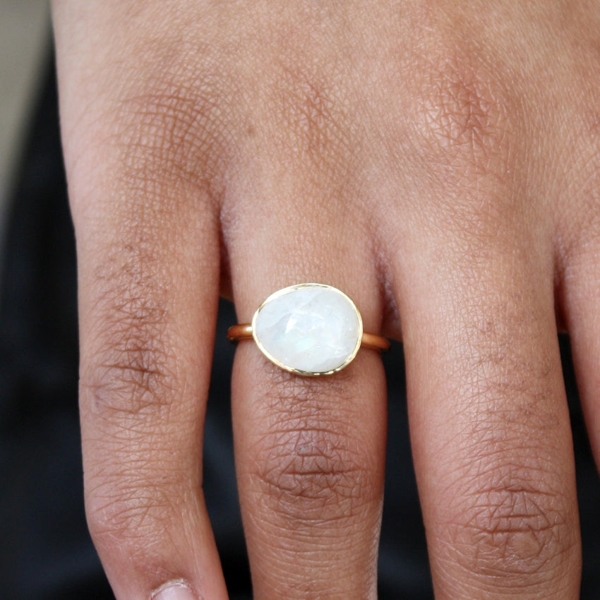 Bague dorée et pierre
