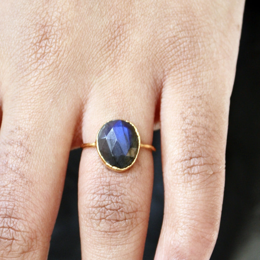 Bague dorée martelée et pierre facettée - 50 / LABRADORITE