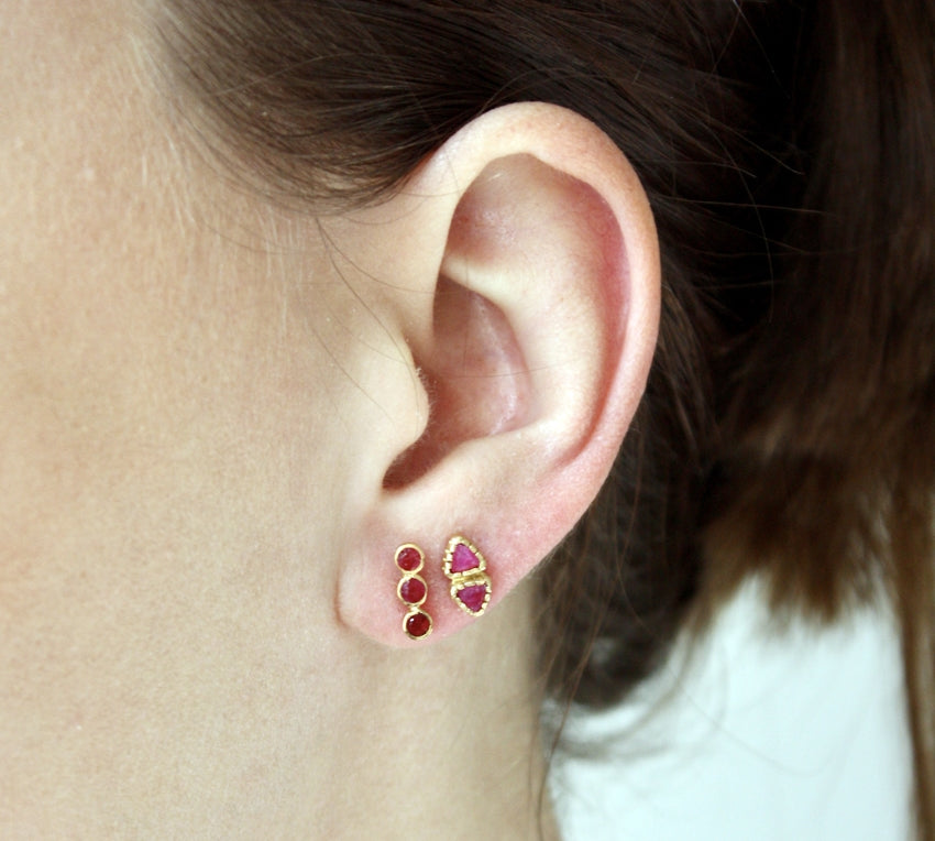 Boucles d’oreilles dorées et rubis