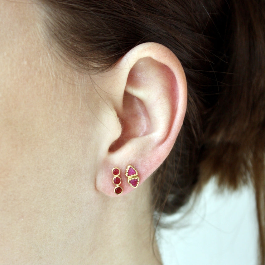 Boucles d’oreilles dorées et rubis
