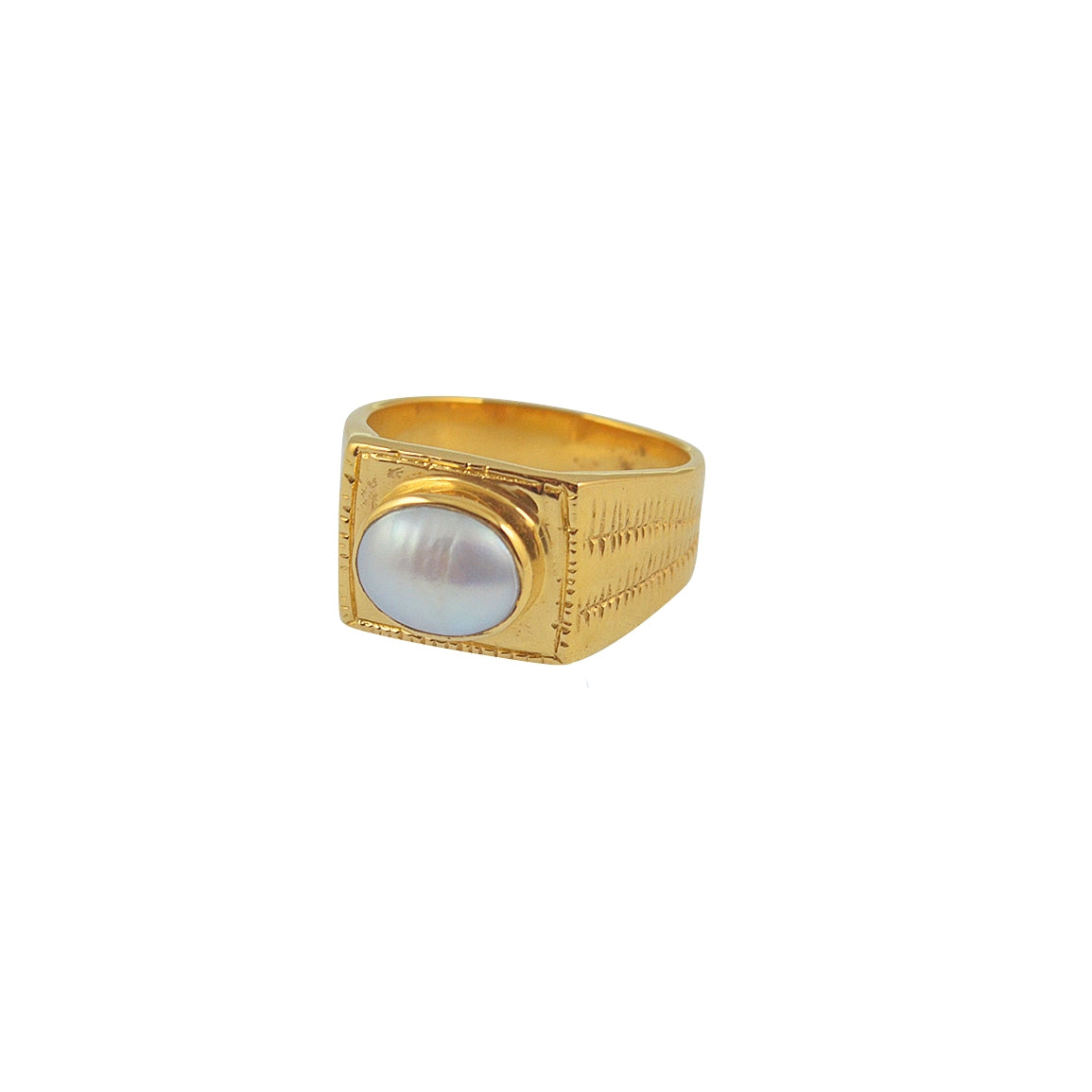 Chevalière dorée et pierre cabochon