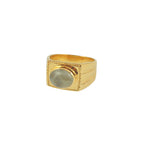 Chevalière dorée et pierre cabochon
