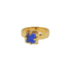 Bague dorée texturée pierre carrée 4 griffes