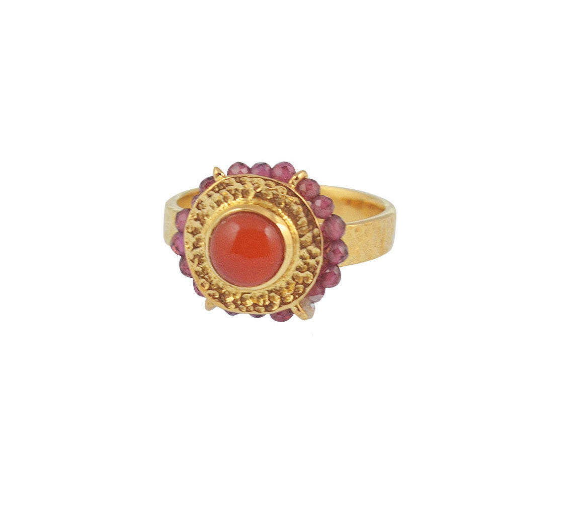 Bague dorée martelée fleur cabochon et petites pierres - 50