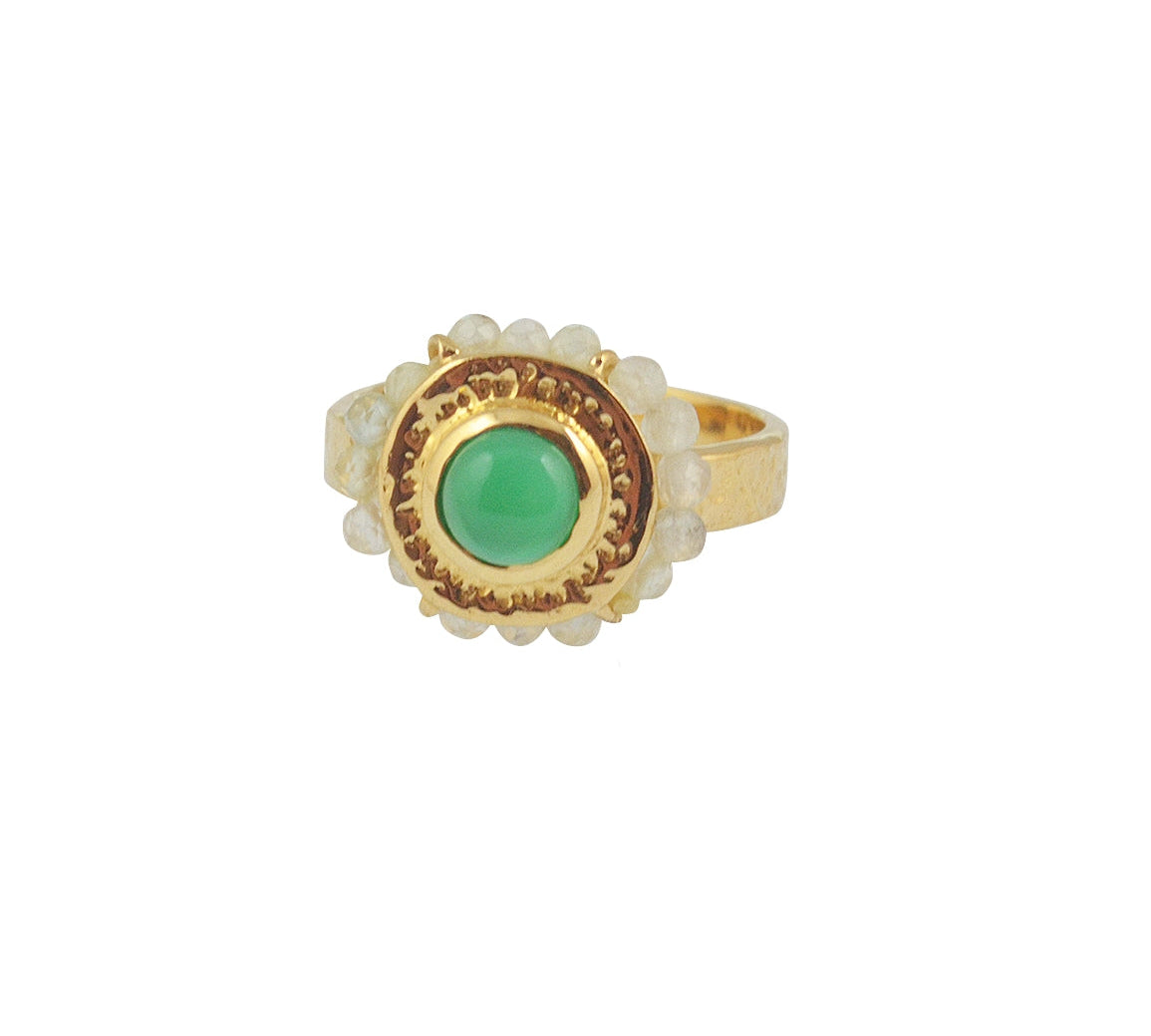 Bague dorée martelée fleur cabochon et petites pierres - 50