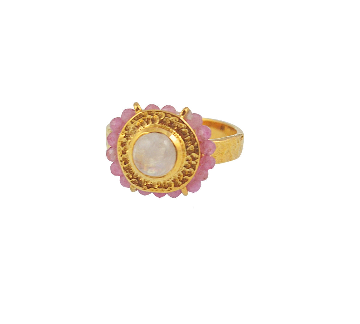 Bague dorée martelée fleur cabochon et petites pierres - 50