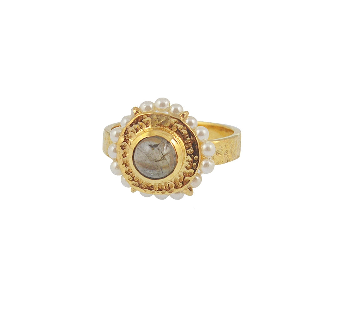 Bague dorée martelée fleur cabochon et petites pierres - 50