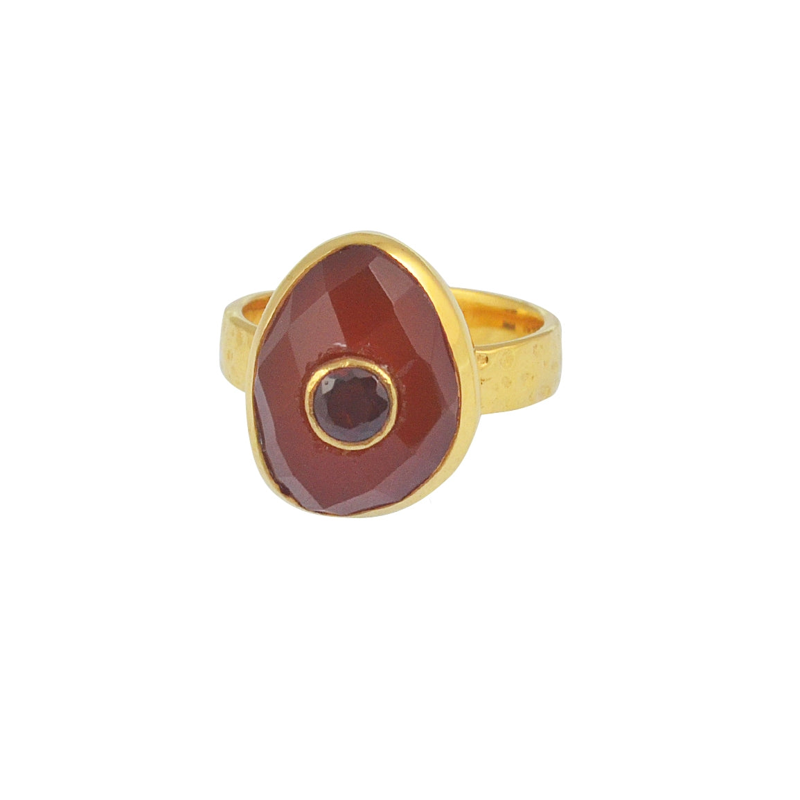 Bague dorée martelée et piere facettée