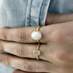 Bague dorée martelée brossée et pierre ronde