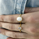 Bague dorée martelée brossée et pierre ronde