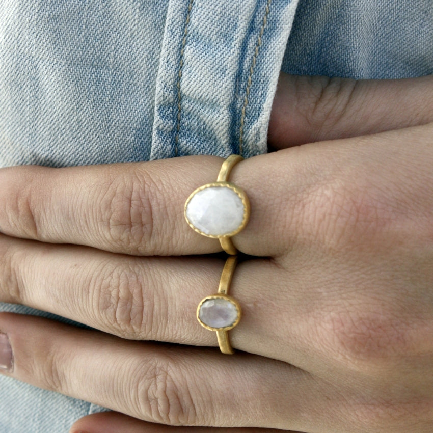 Bague dorée martelée brossée et pierre ronde