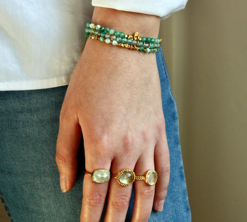 Bracelet cordon doré et pierres naturelles
