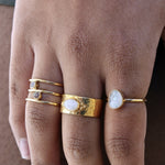 Bague dorée et pierre facettée