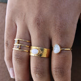 Bague dorée et pierre facettée