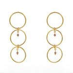 Boucles dorées anneaux et pierre