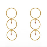 Boucles dorées anneaux et pierre