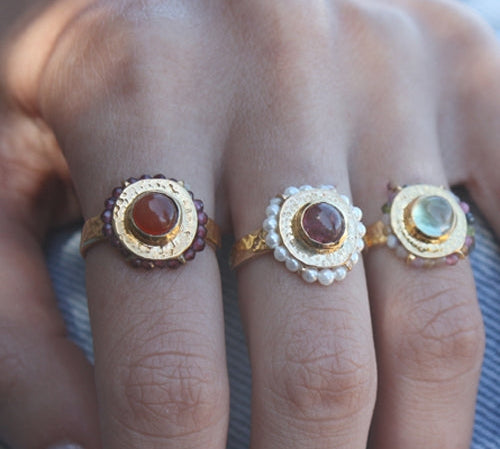 Bague dorée martelée fleur cabochon et petites pierres
