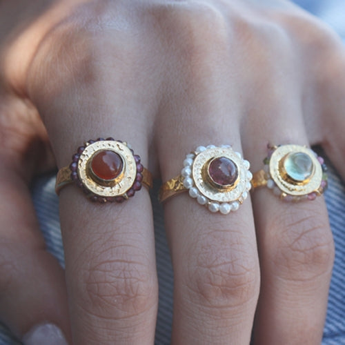 Bague dorée martelée fleur cabochon et petites pierres