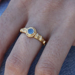 Bague dorée texturée et pierres