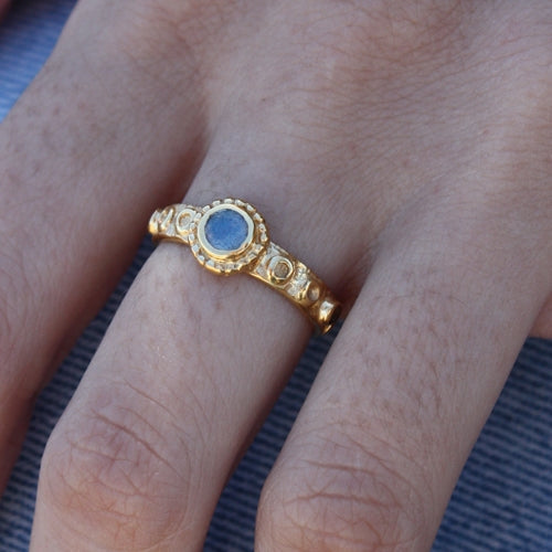 Bague dorée texturée et pierres