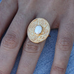 Bague dorée gravée fleur et pierre - 52 / PERLE DE CULTURE