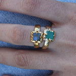 Bague dorée texturée pierre carrée 4 griffes