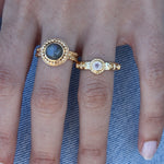 Bague dorée texturée et pierres