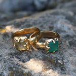 Bague dorée texturée pierre carrée 4 griffes