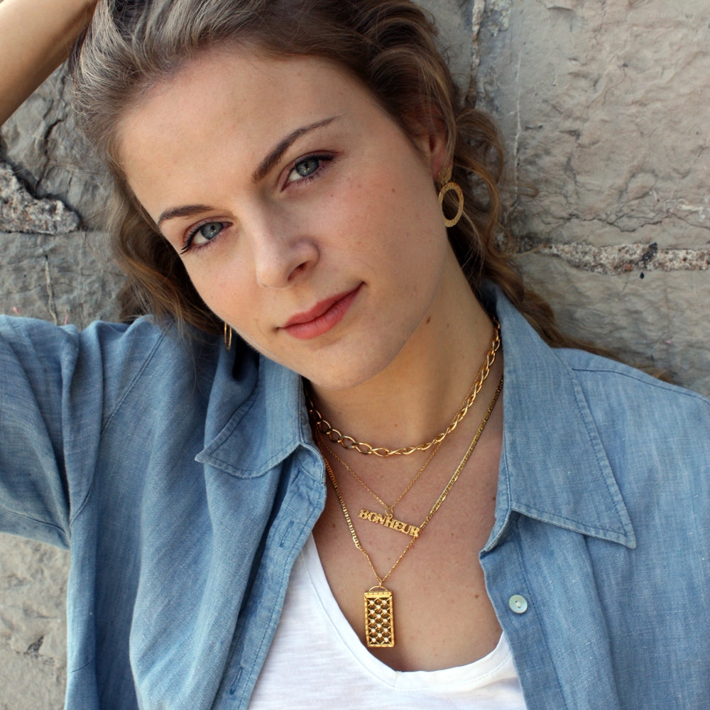 Collier doré pendentif martelé bonheur