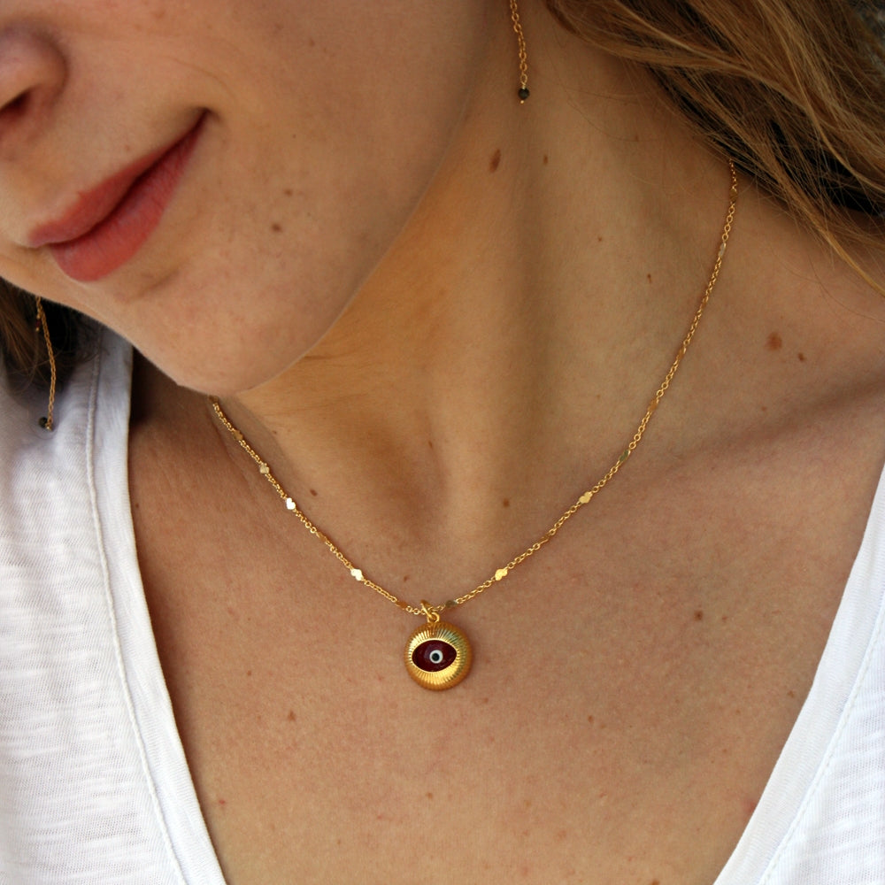 Collier doré coeur et oeil en verre bordeaux