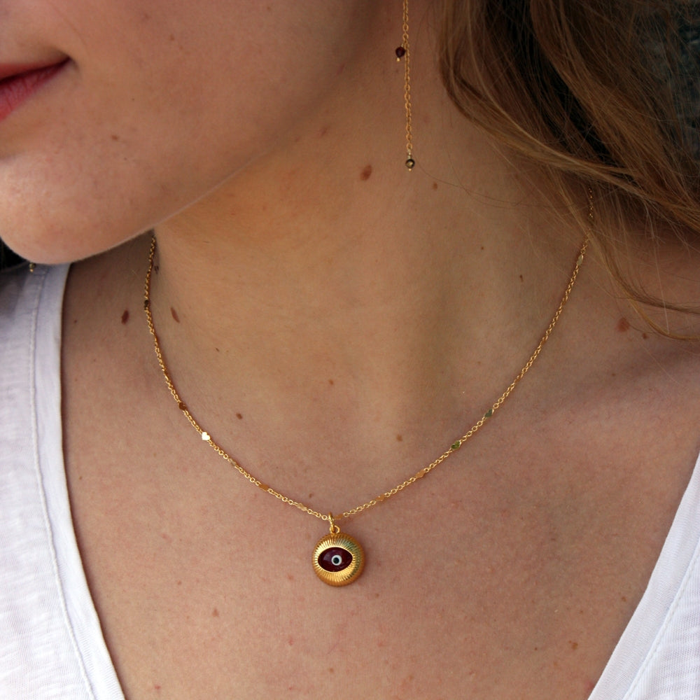 Collier doré coeur et oeil en verre bordeaux