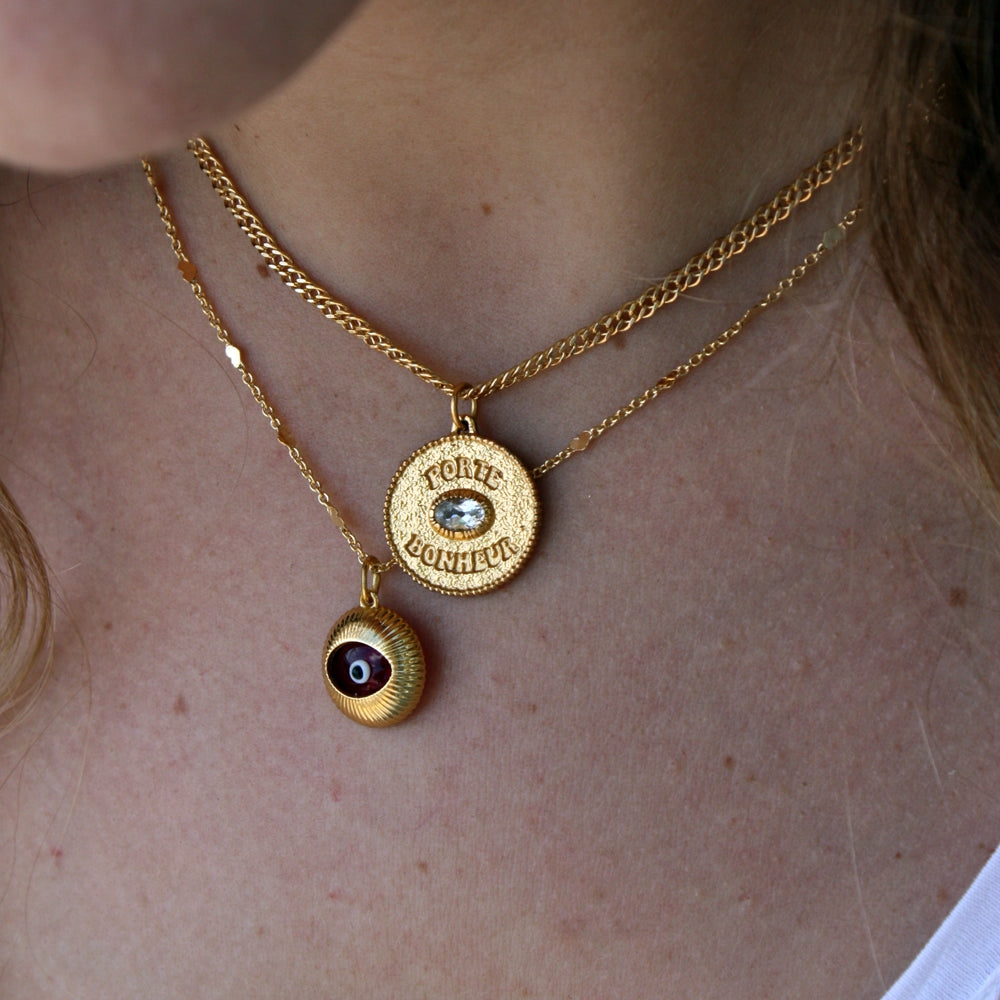 Collier doré coeur et oeil en verre bordeaux