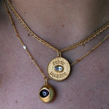Collier doré coeur et oeil en verre bordeaux