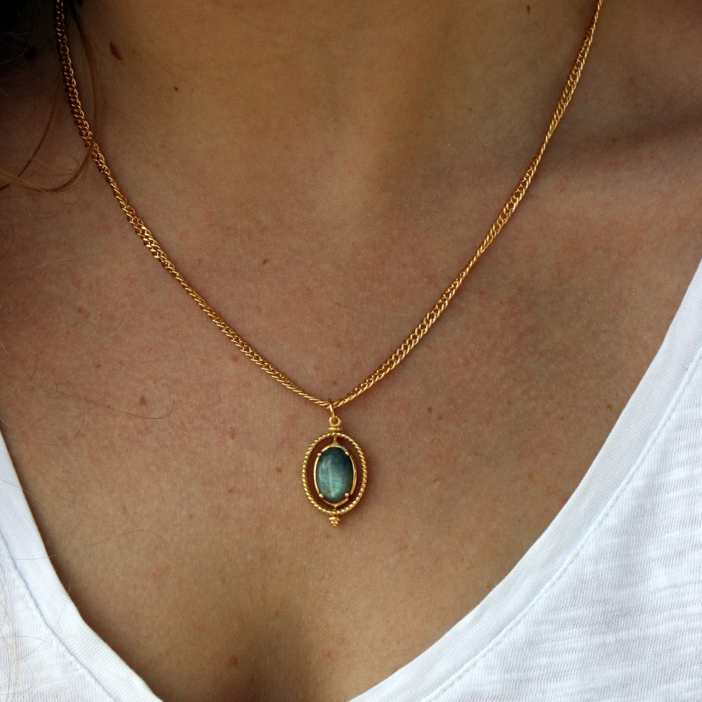 Collier dorée pendentif pierre cabochon pivotant