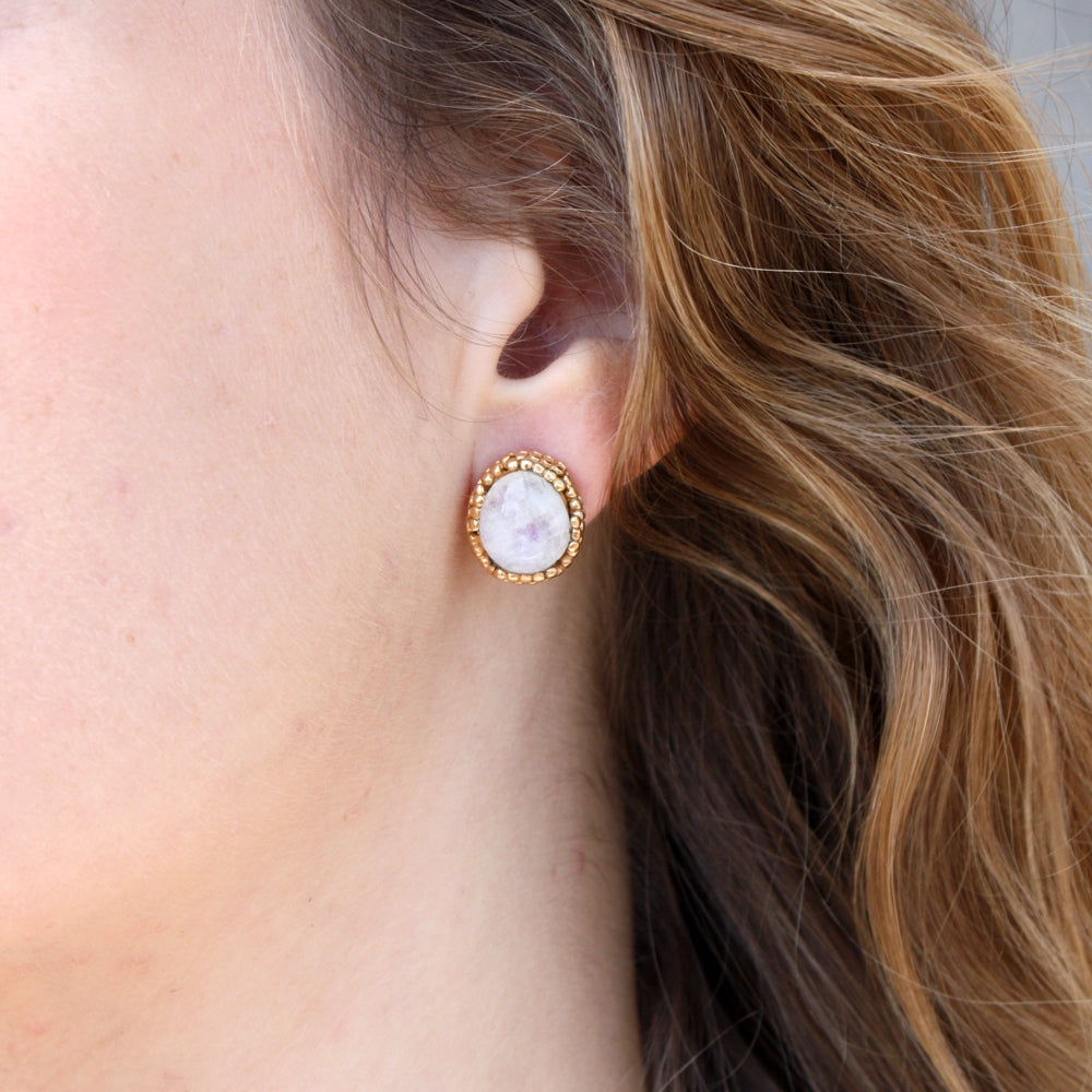 Boucles puces dorées pierre cabochon - PIERRE DE LUNE