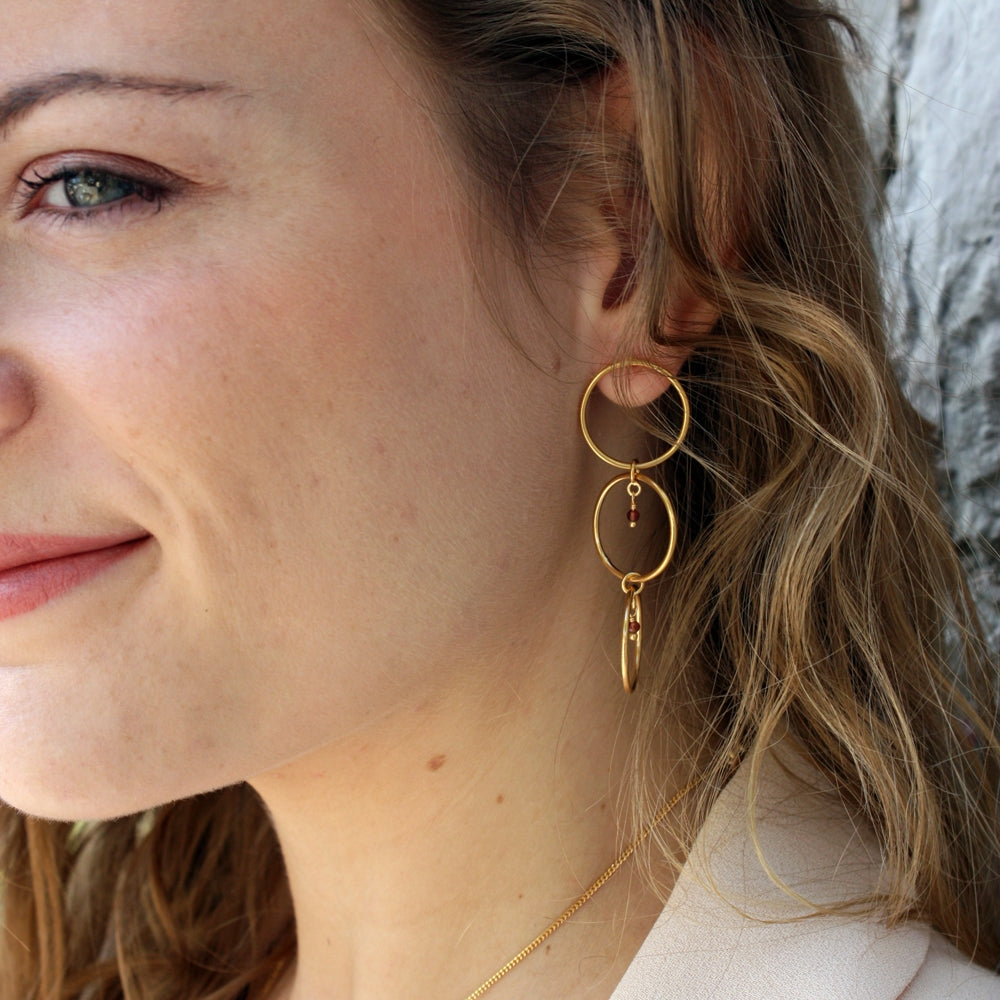 Boucles dorées anneaux et pierre