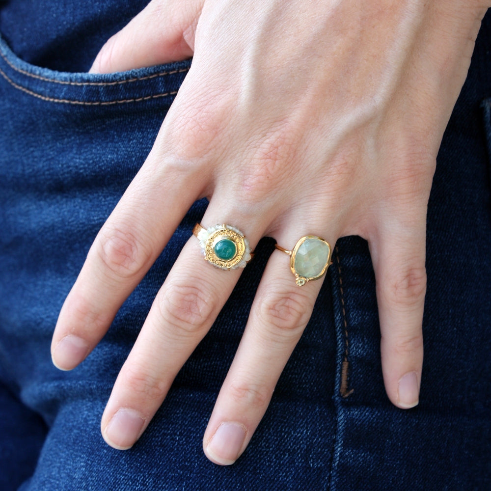Bague dorée martelée fleur cabochon et petites pierres