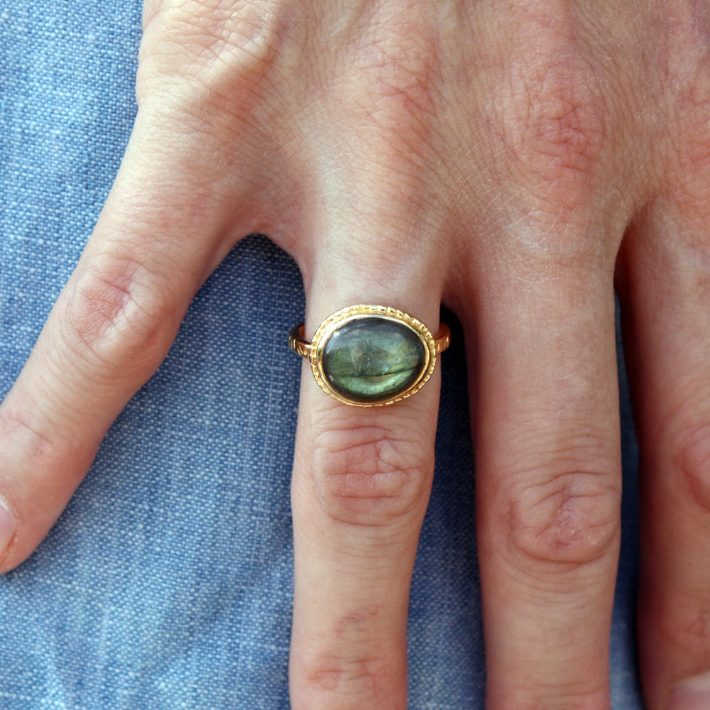 Bague dorée pierre cabochon ovale - 50 / LABRADORITE