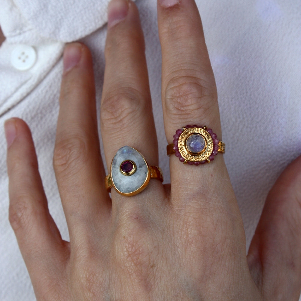 Bague dorée martelée fleur cabochon et petites pierres
